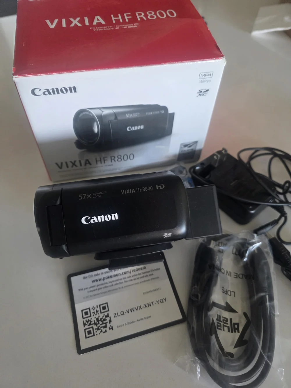 Canon VIXIA HFR800 Black and Red Retail Box